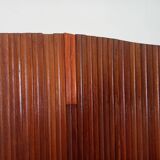 Undulating slatted screen