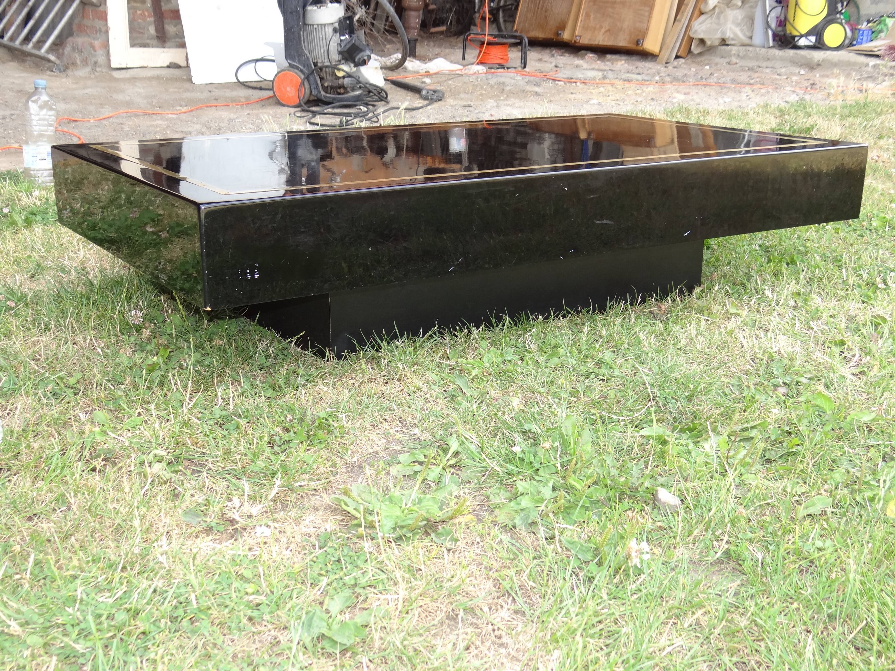 Table basse par Jean Claude Mahey laque et filet de laiton