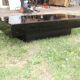 Table basse par Jean Claude Mahey laque et filet de laiton