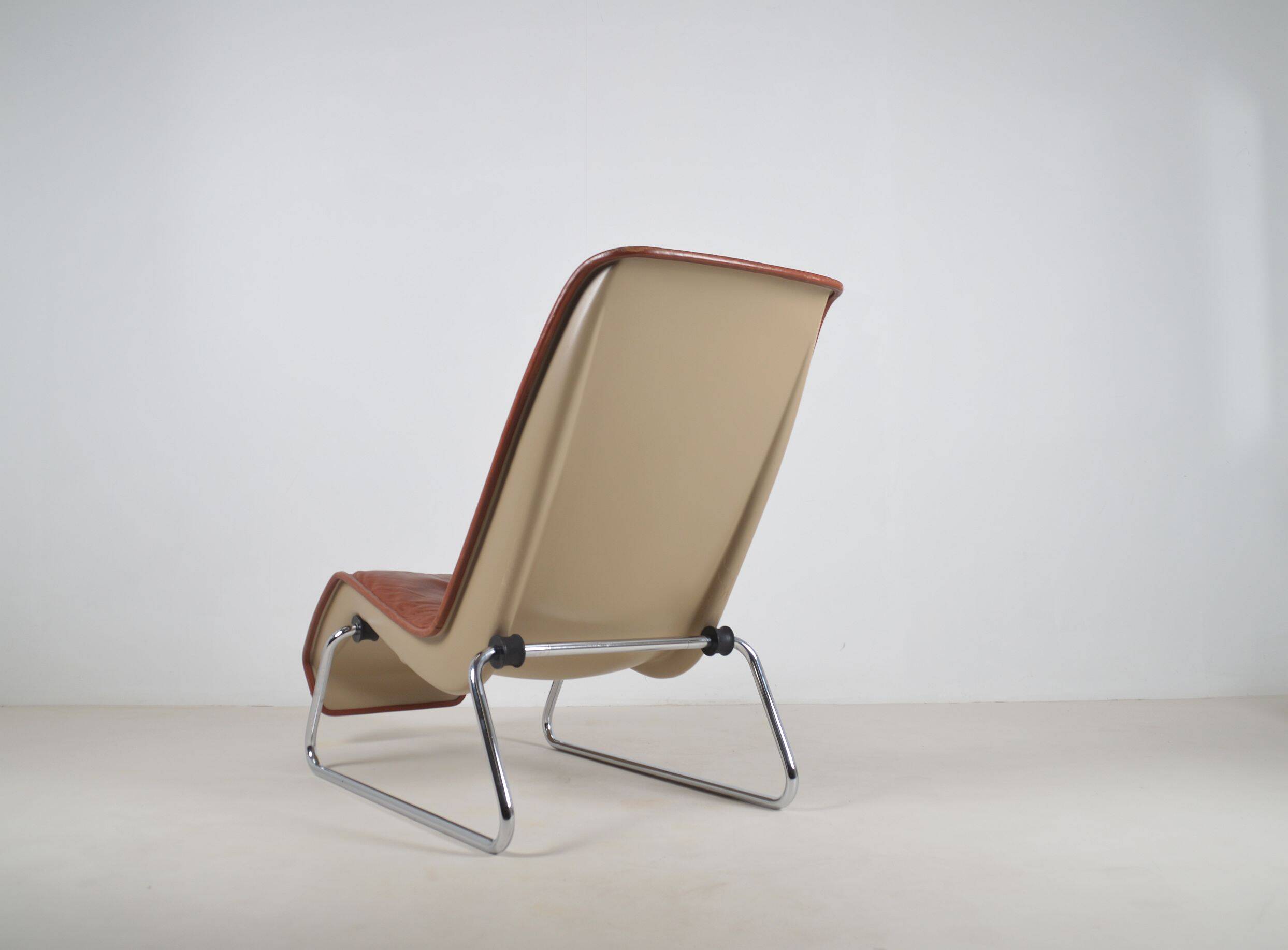 Fauteuil lounge Space Age en cuir avec base chromée, années 1970