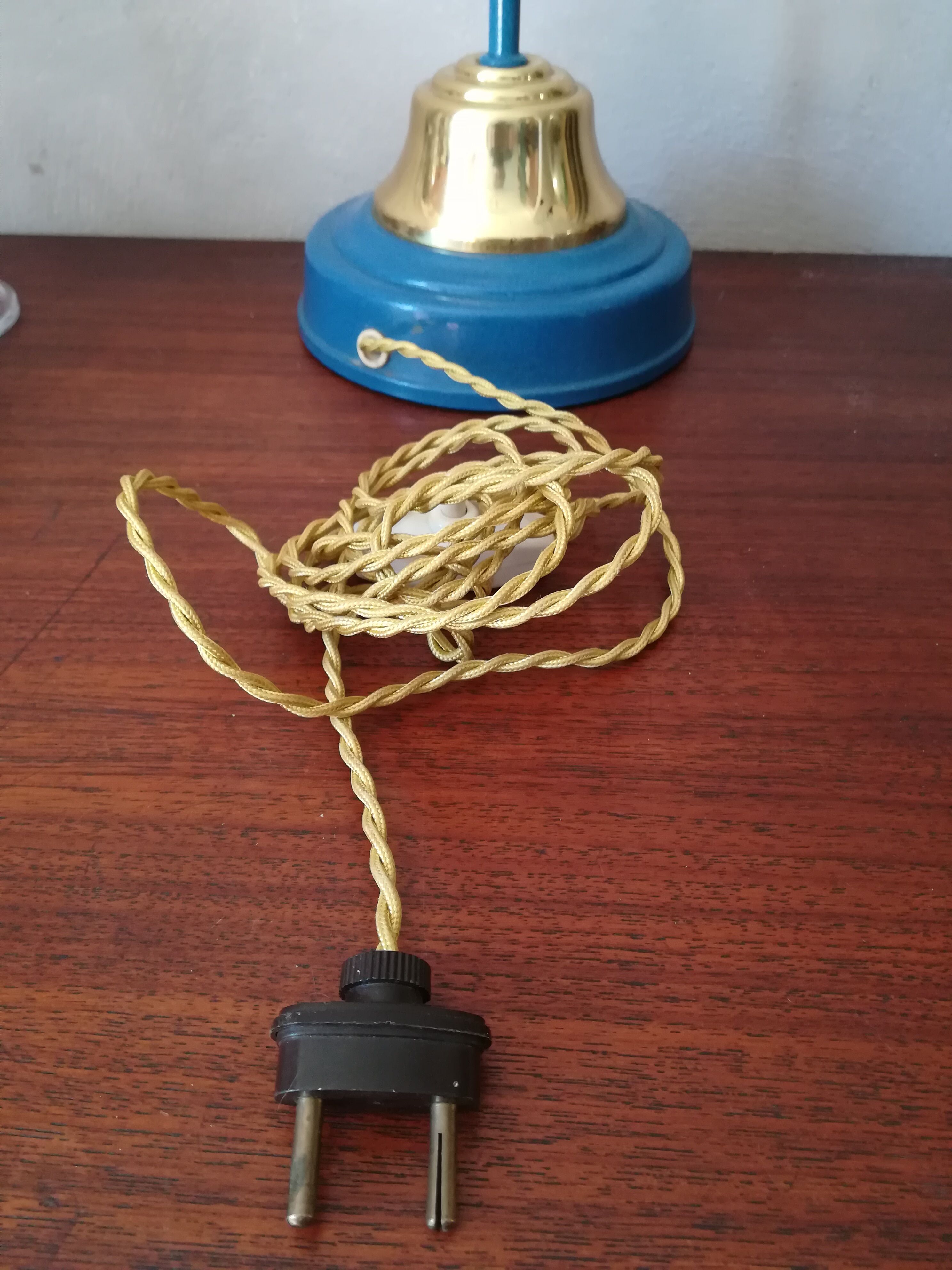 Enamelled metal swan collar lamp