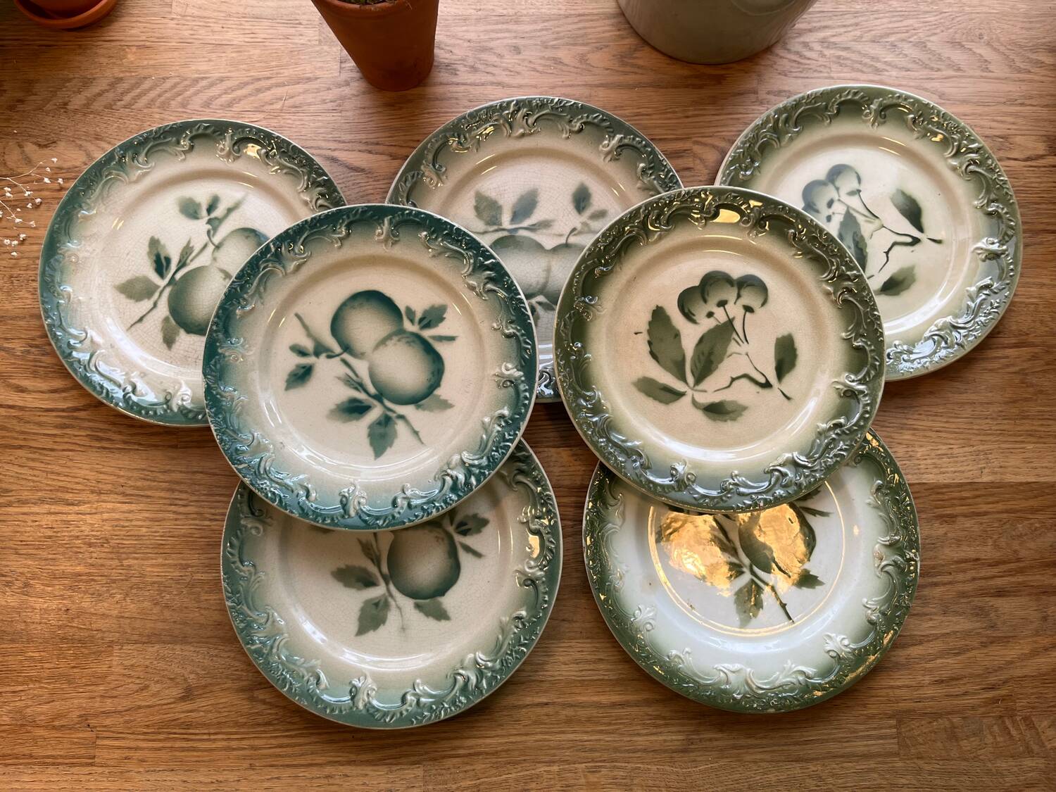 Barbotine dessert plates