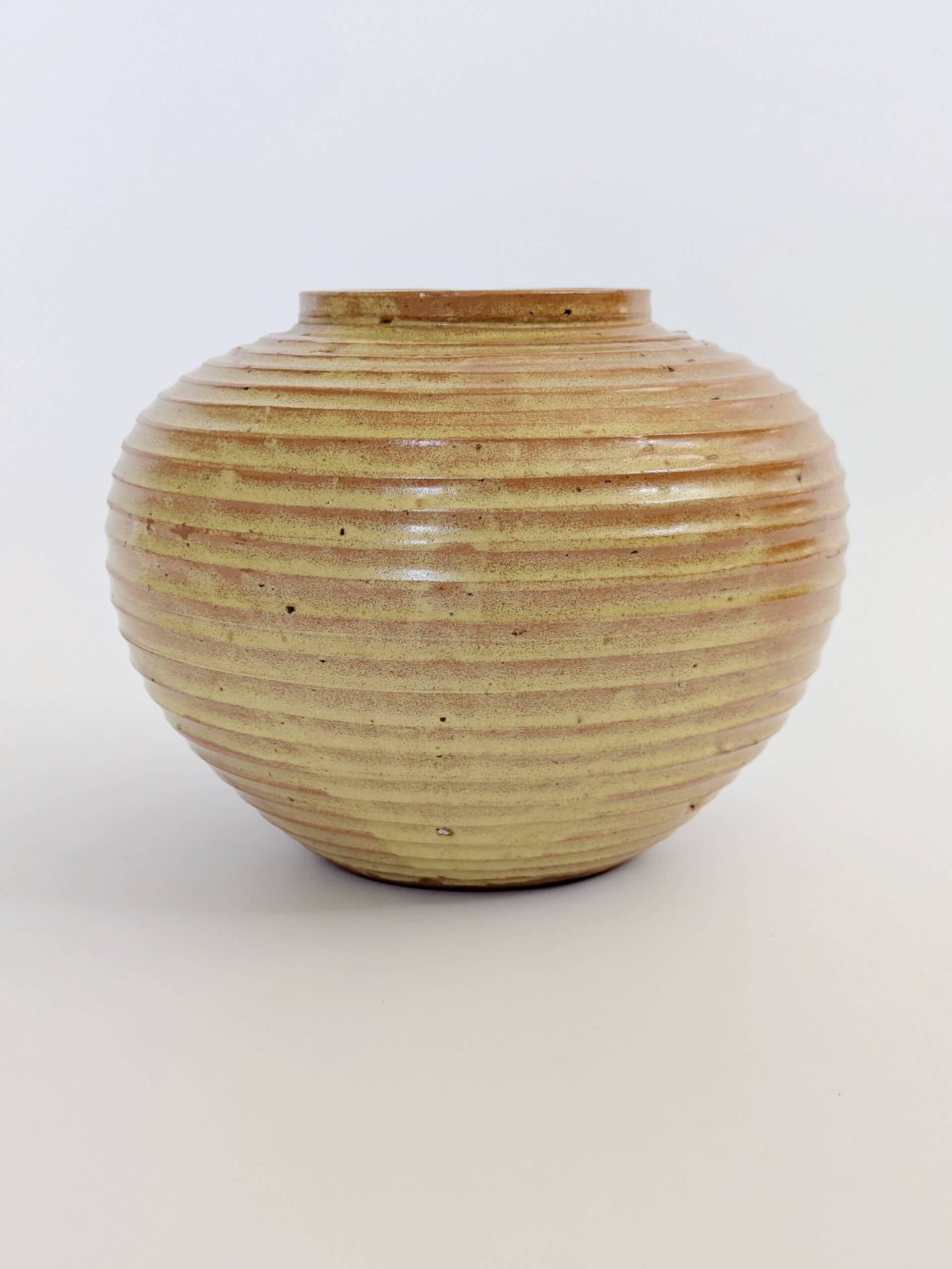Vase vintage en grès ocre doré, céramique d’artiste signée