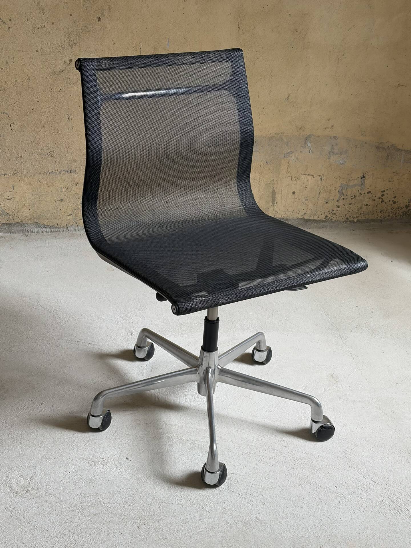 EA 106 chair by Charles and Ray Eames for ICF, 1980s