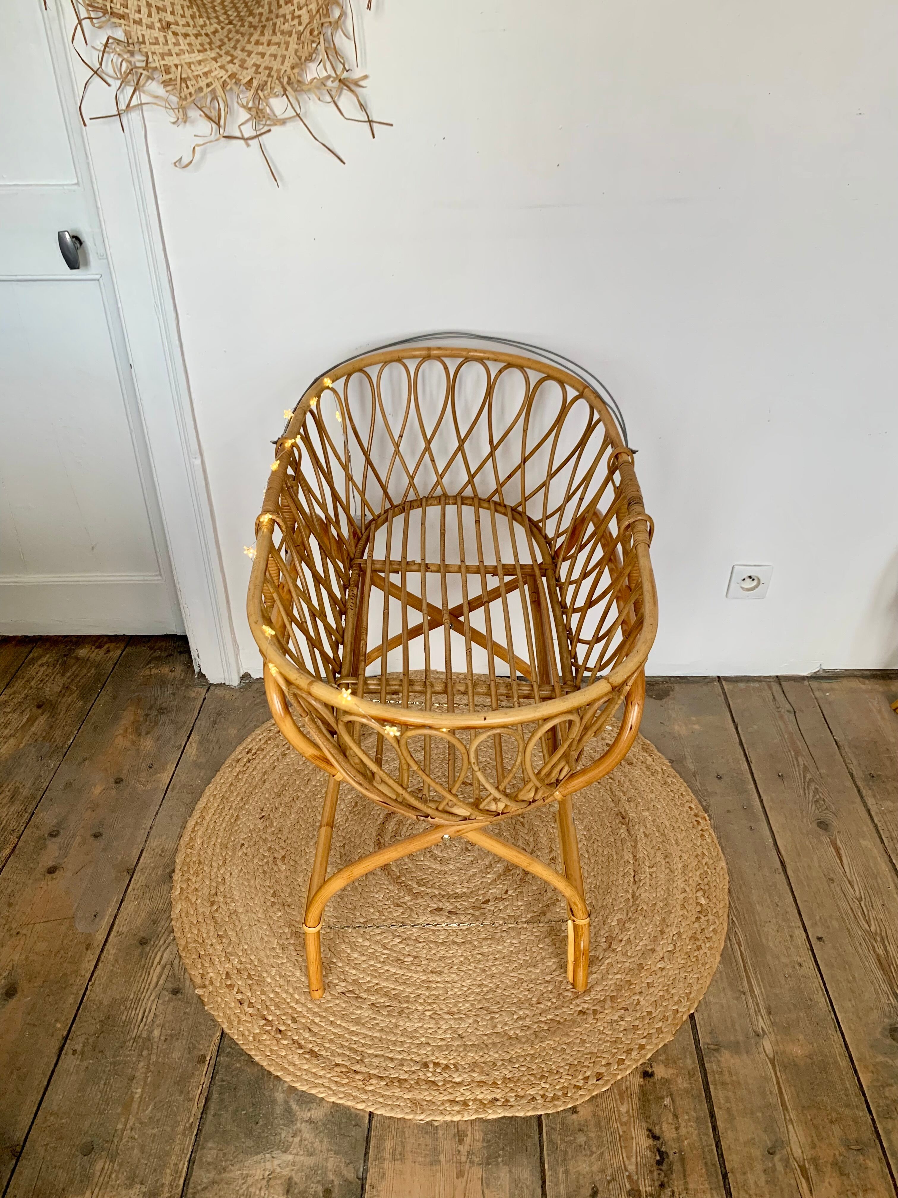 Vintage rattan couffin & its foot
