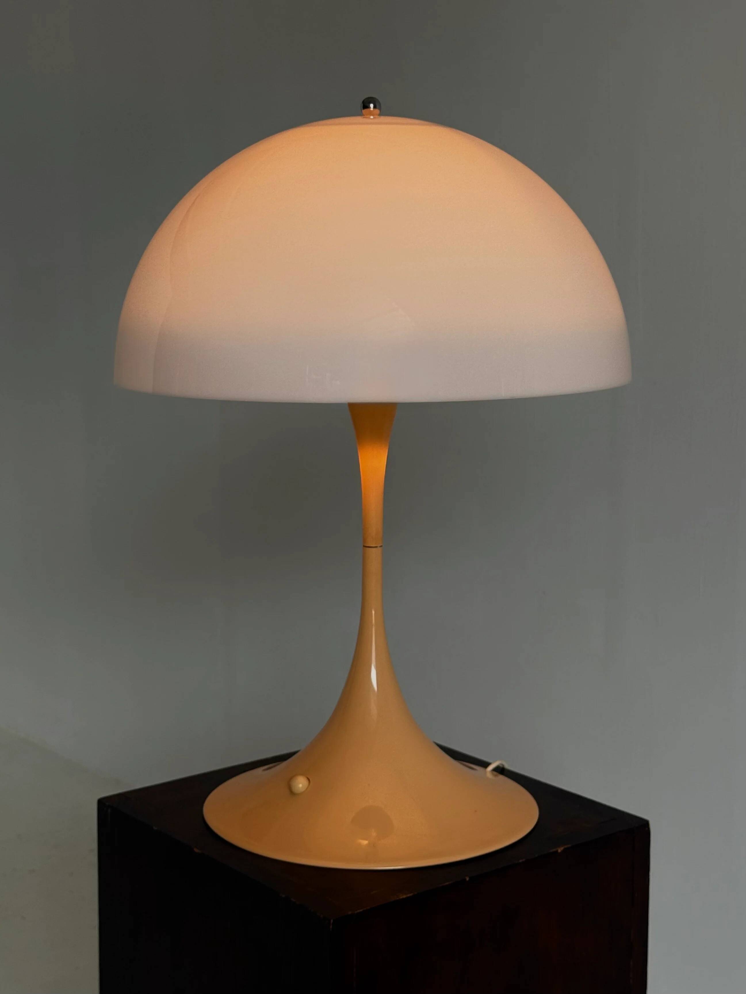 Lampe de table Panthella Louis Poulsen Verner Panton base beige