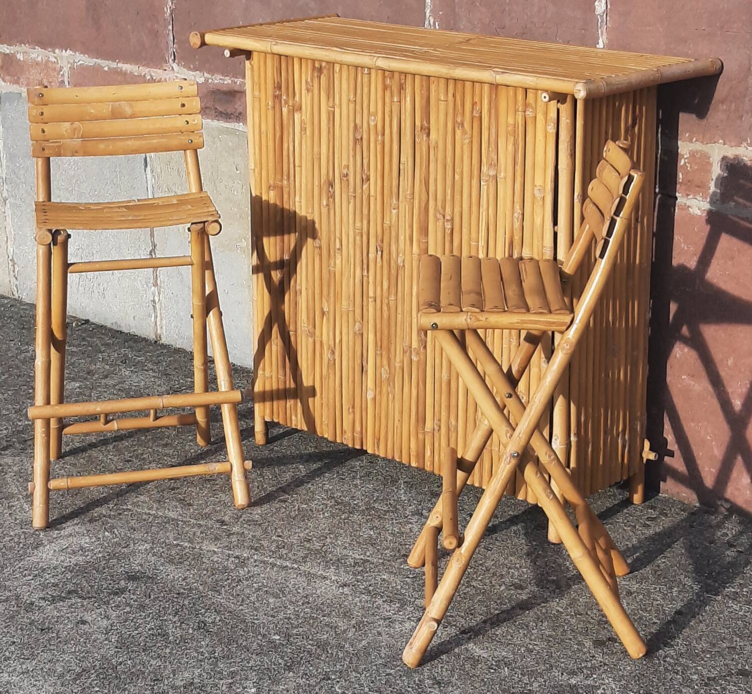 Bamboo counter or bar. (With 2 folding high chairs)