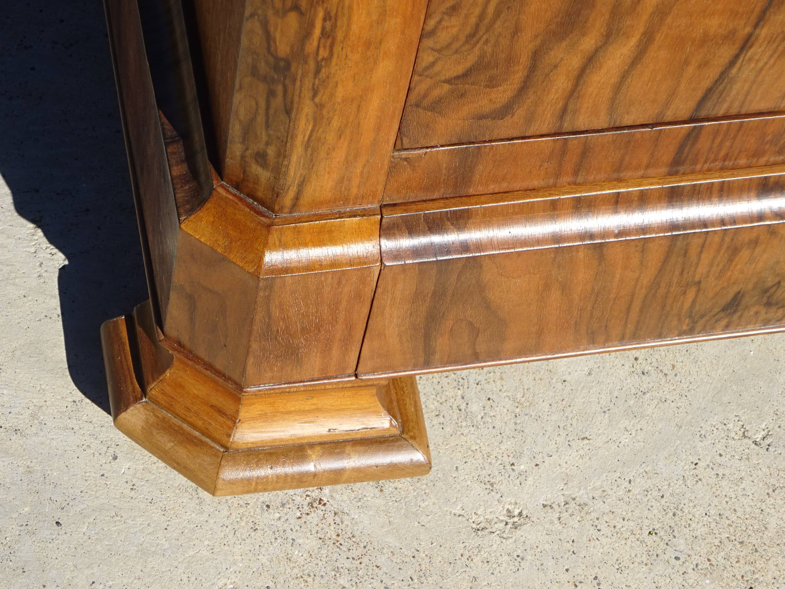 Commode en noyer et ronce de noyer style Louis Philippe