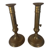 Paire de bougeoirs à poussoir laiton