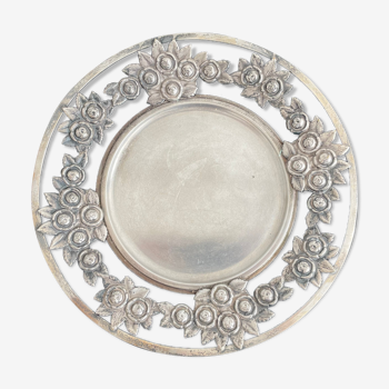 Plat rond, métal argenté, décor de feuilles et de roses stylisées, travail français, France