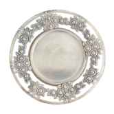Plat rond, métal argenté, décor de feuilles et de roses stylisées, travail français, France