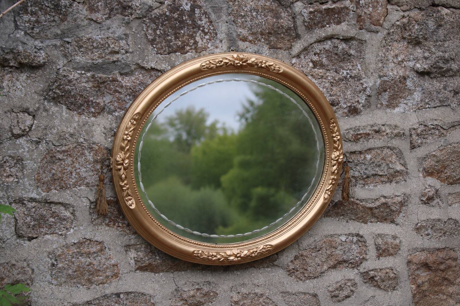 Miroir ovale vintage doré à décor floral et verre biseauté – 58 × 48 cm