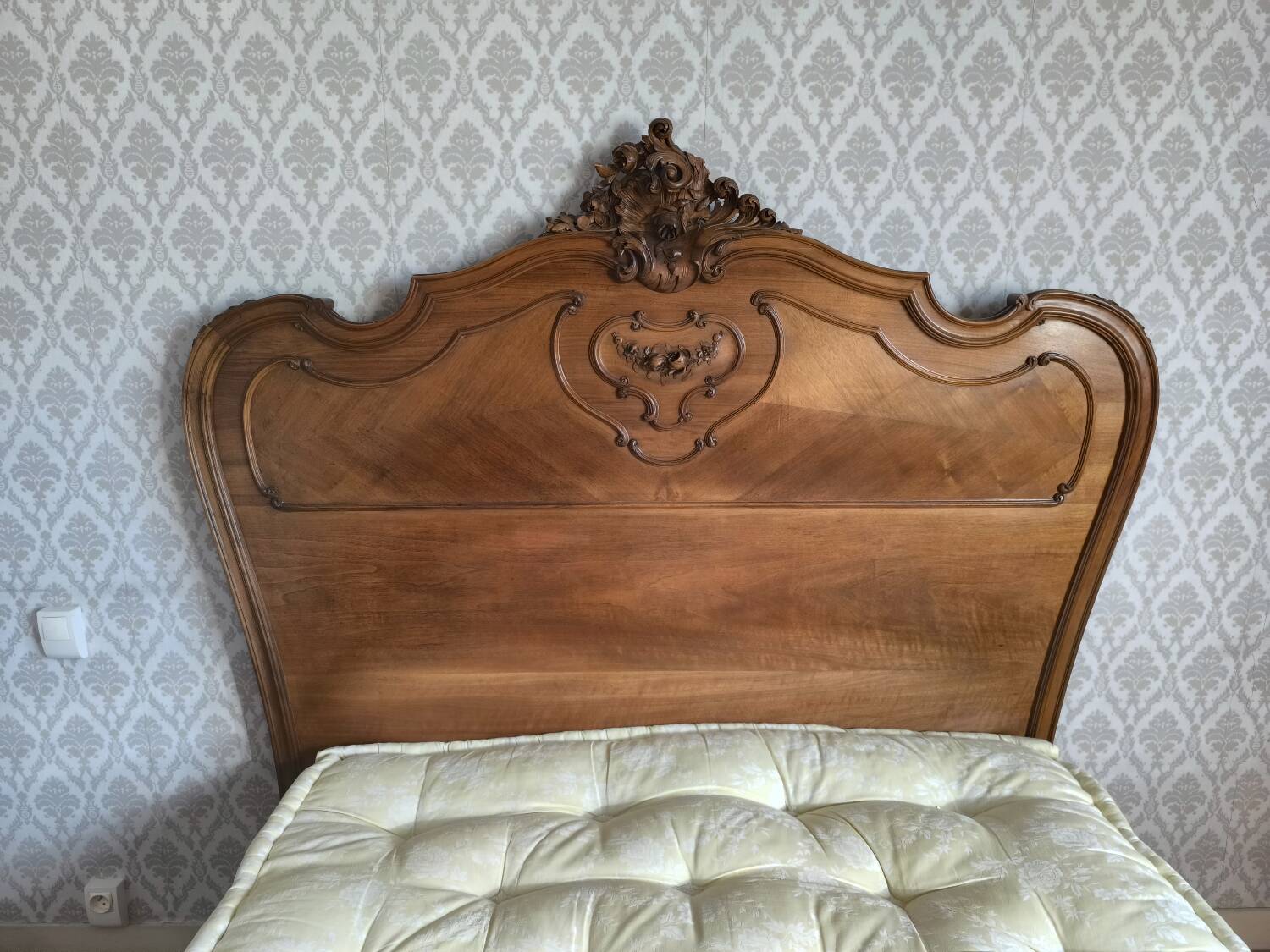 140cm Art Deco/Regency double bed in walnut