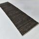 Tapis kilim de couloir marron foncé vintage