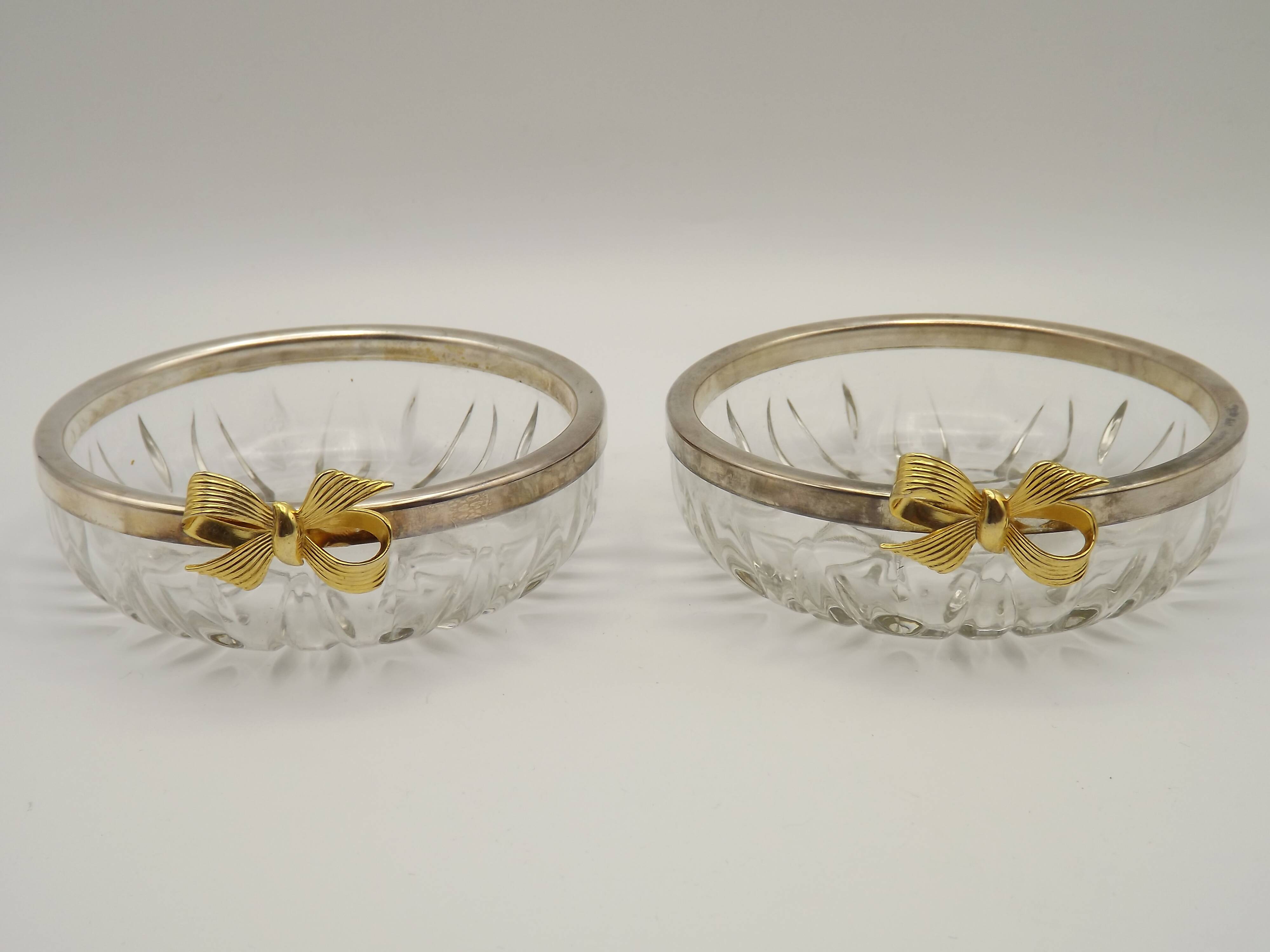 Set of 2 glass and metal bowls with a bow design.