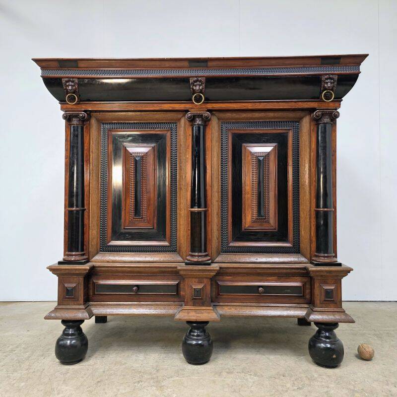 Beautiful 17th-century Dutch cabinet in rosewood and ebony marquetry.