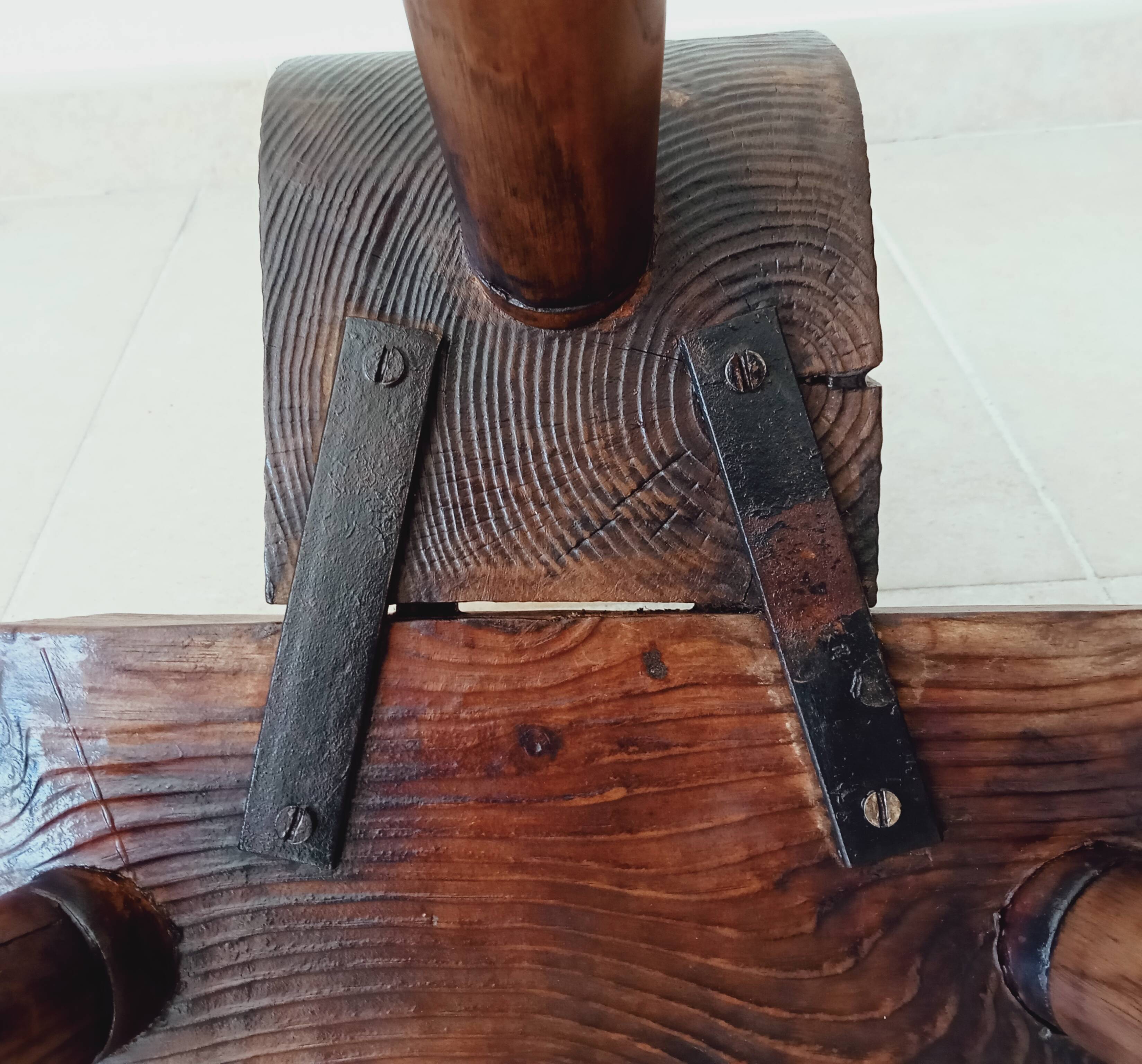 Chaise brutaliste tripode début XXeme