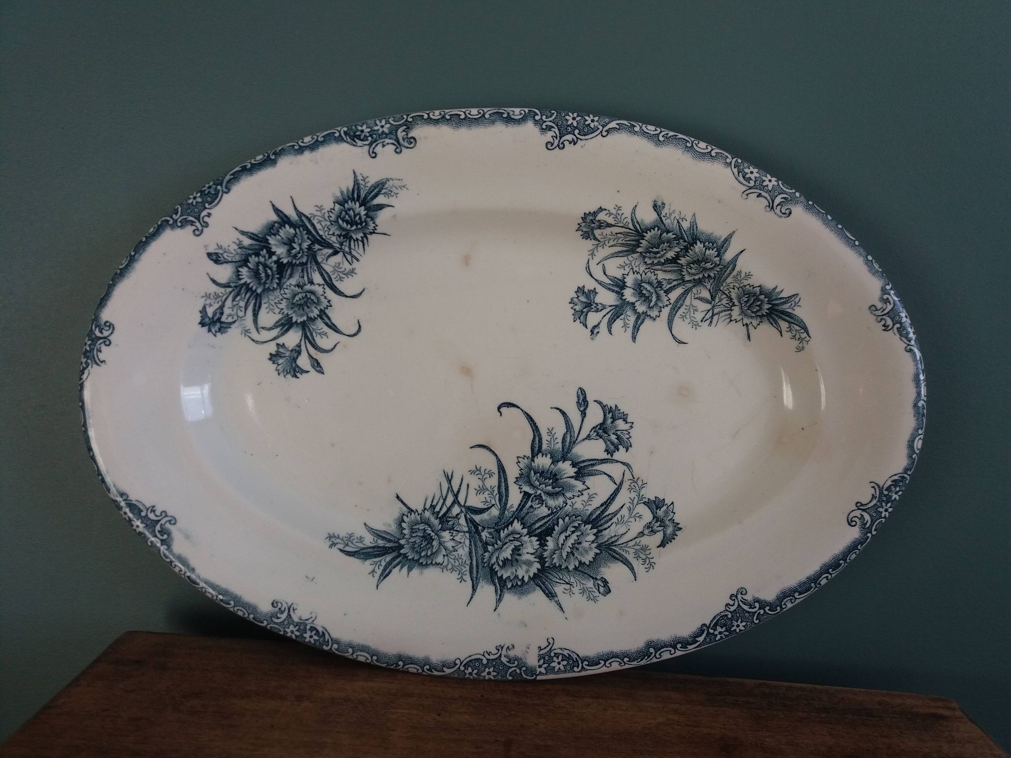 Plat ovale terre de fer, Clairefontaine, décor œillet
