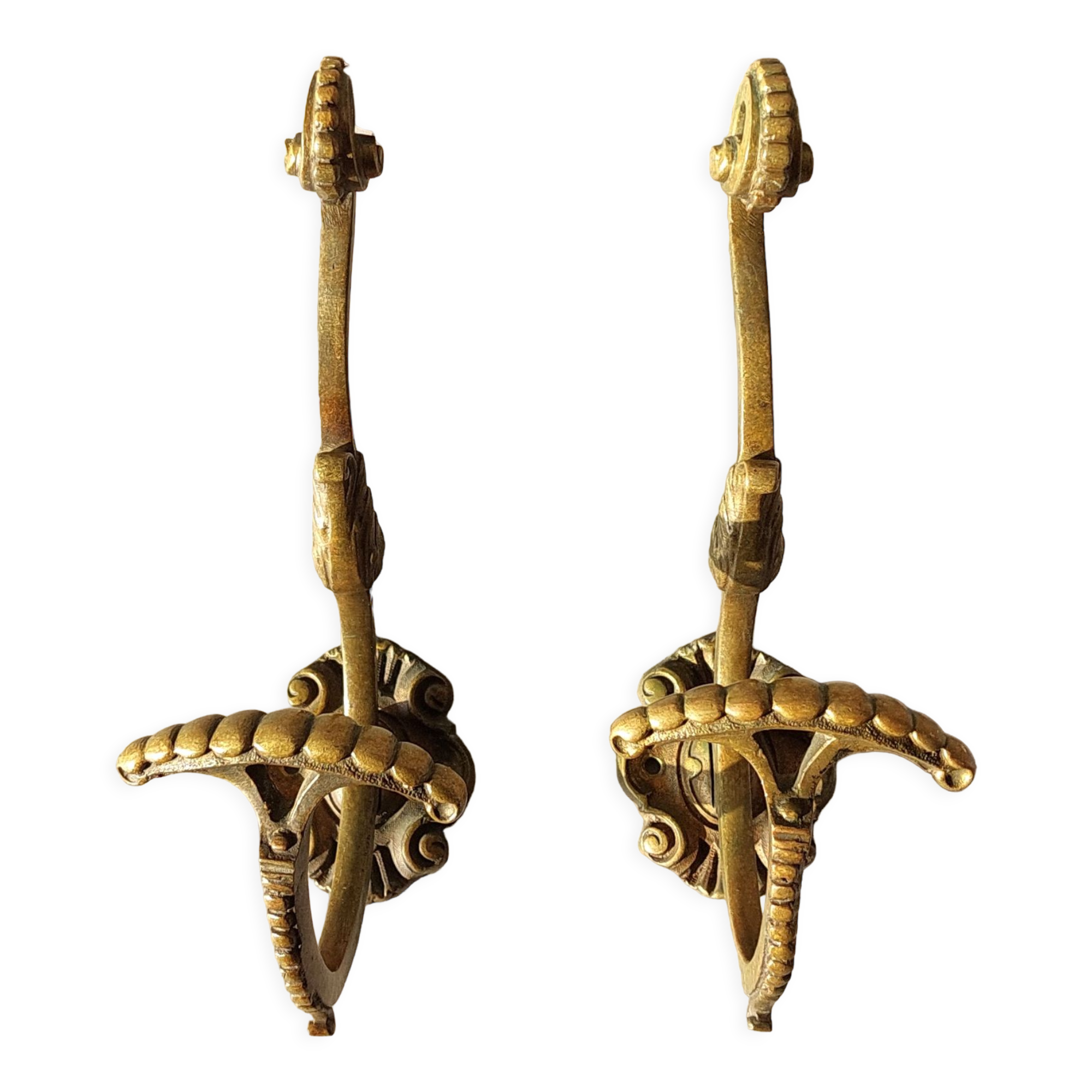 Paire de patères en bronze doré de style Louis XVI, XIXéme siècle.