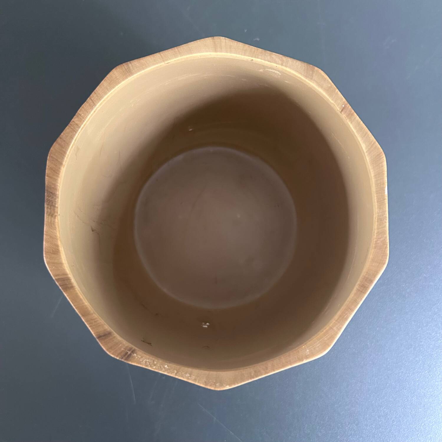 Ceramic flowerpot with wood decor