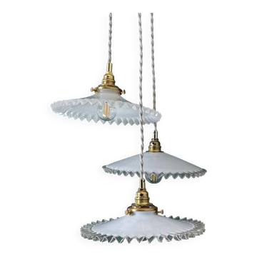 Suspension triple abat-jour vintage en opaline blanche dentelée