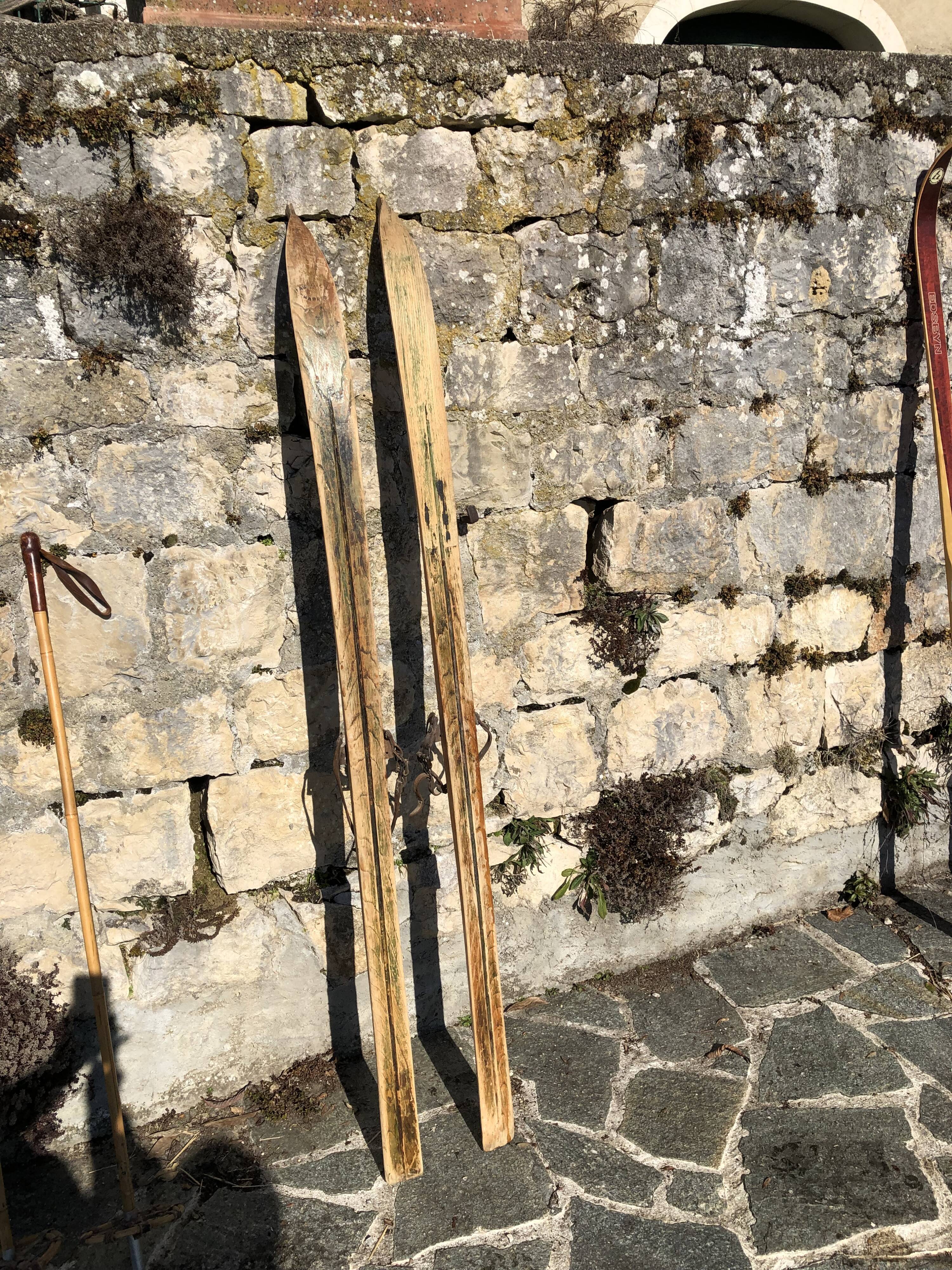 Paire de skis en bois vintage