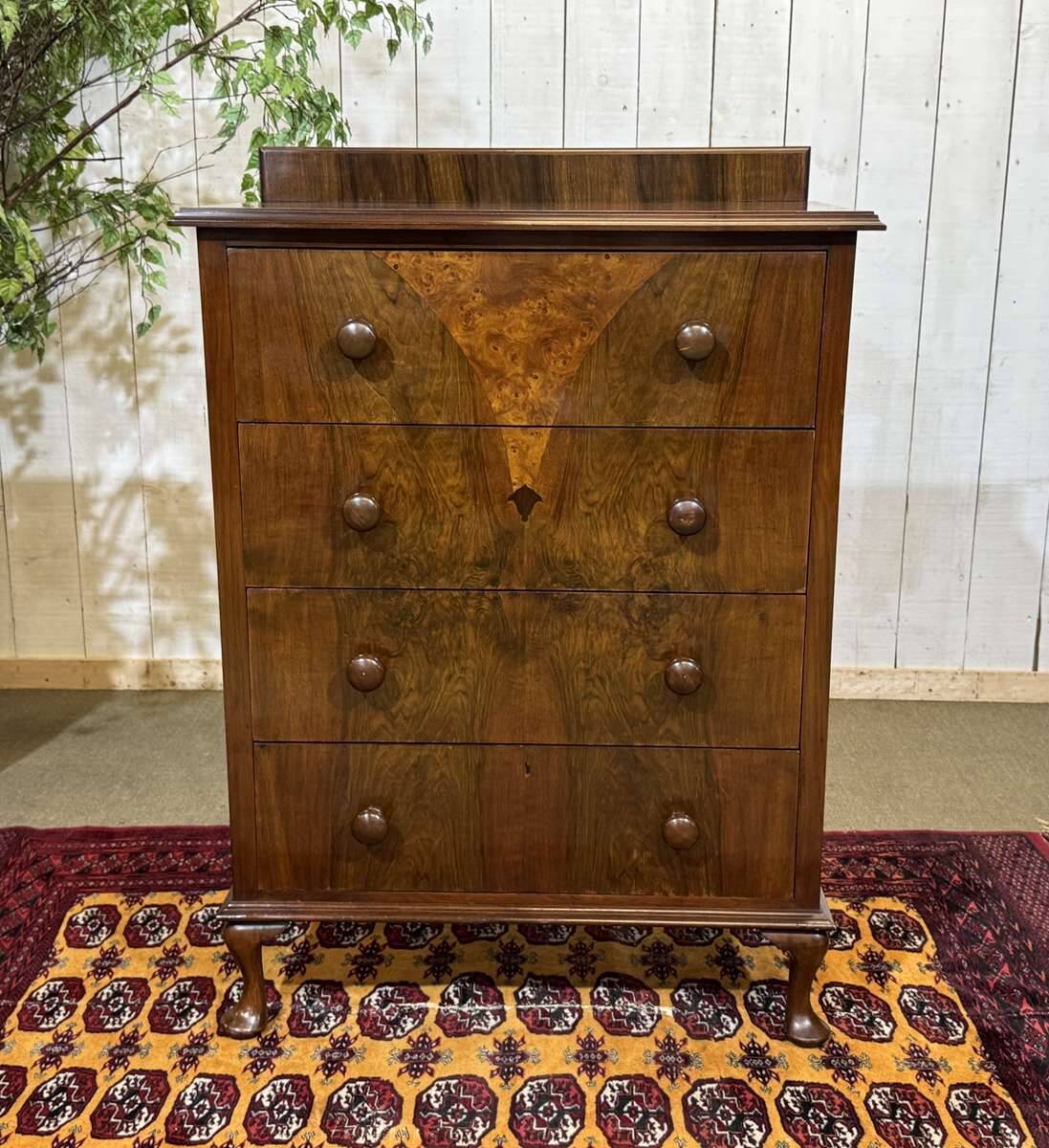 Commode anglaise en loupe de noyer et chêne, années 1930