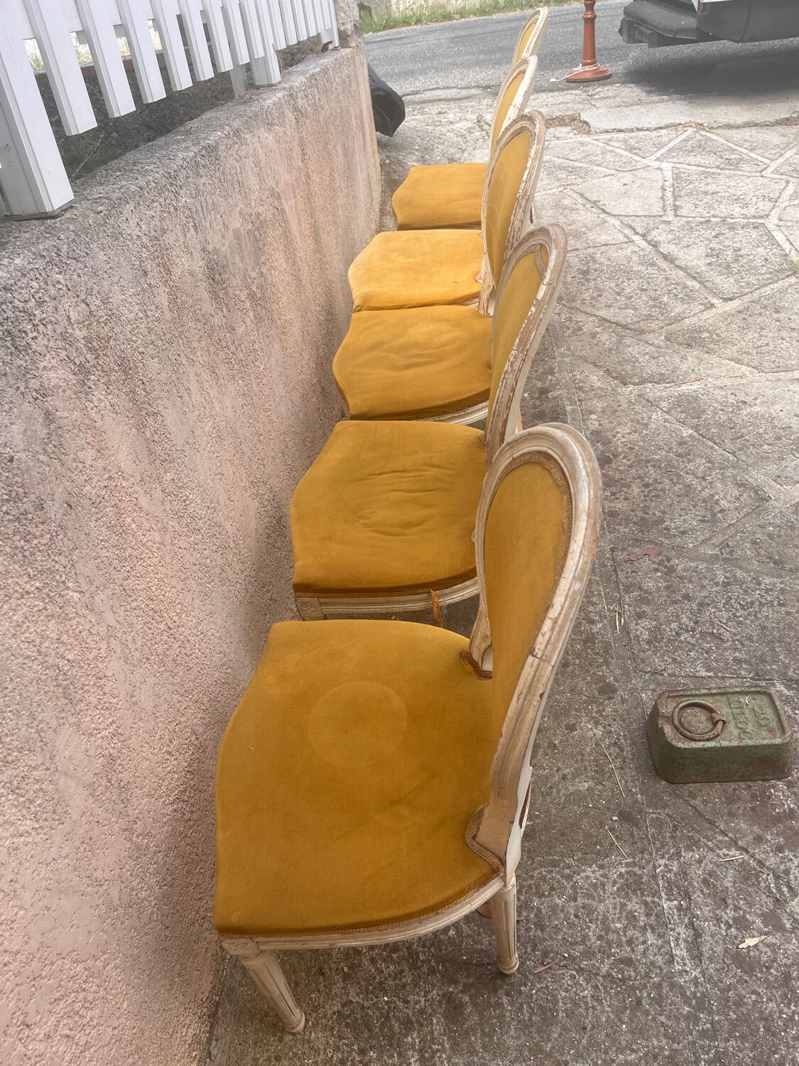 Lot de chaises style Louis à réparer