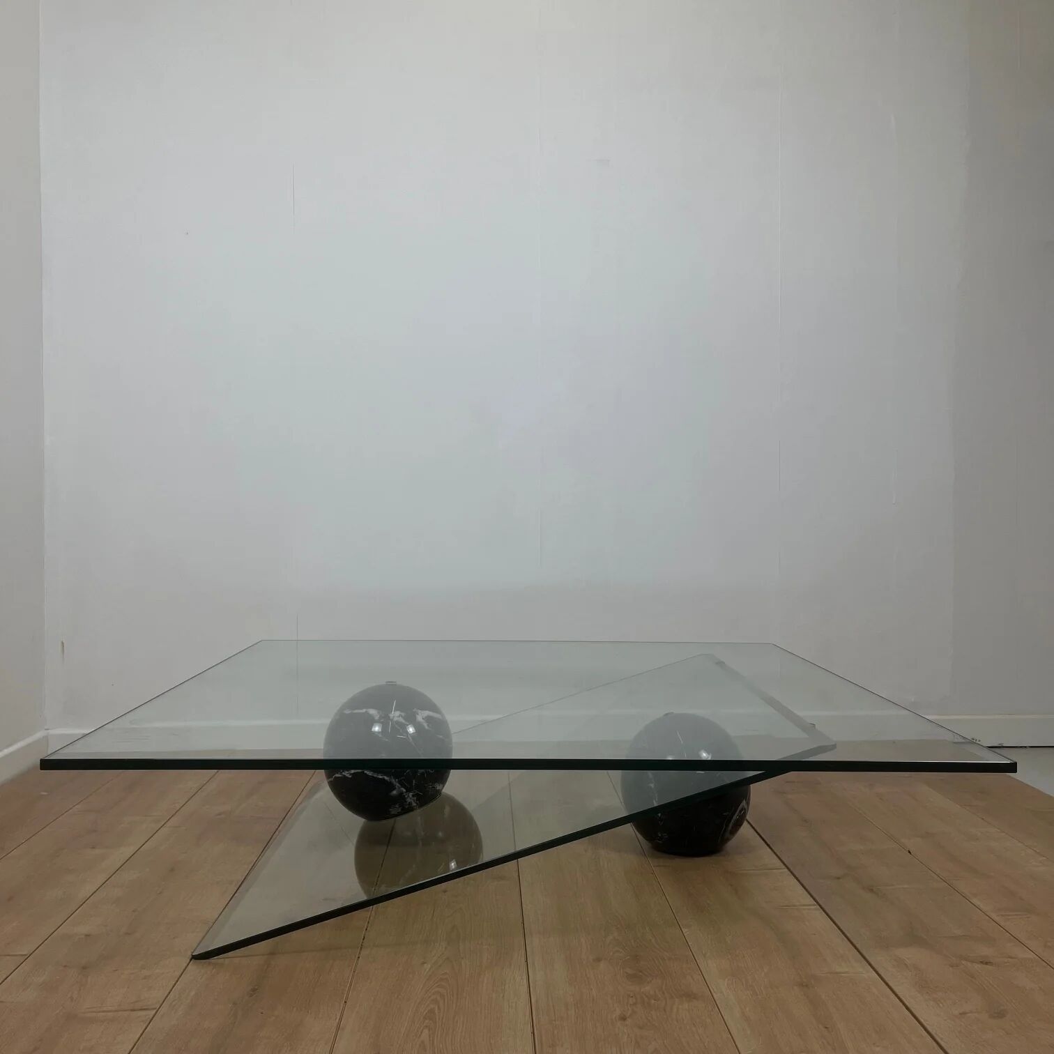 Table basse asymétrique roche bobois en verre et marbre, 1980/90