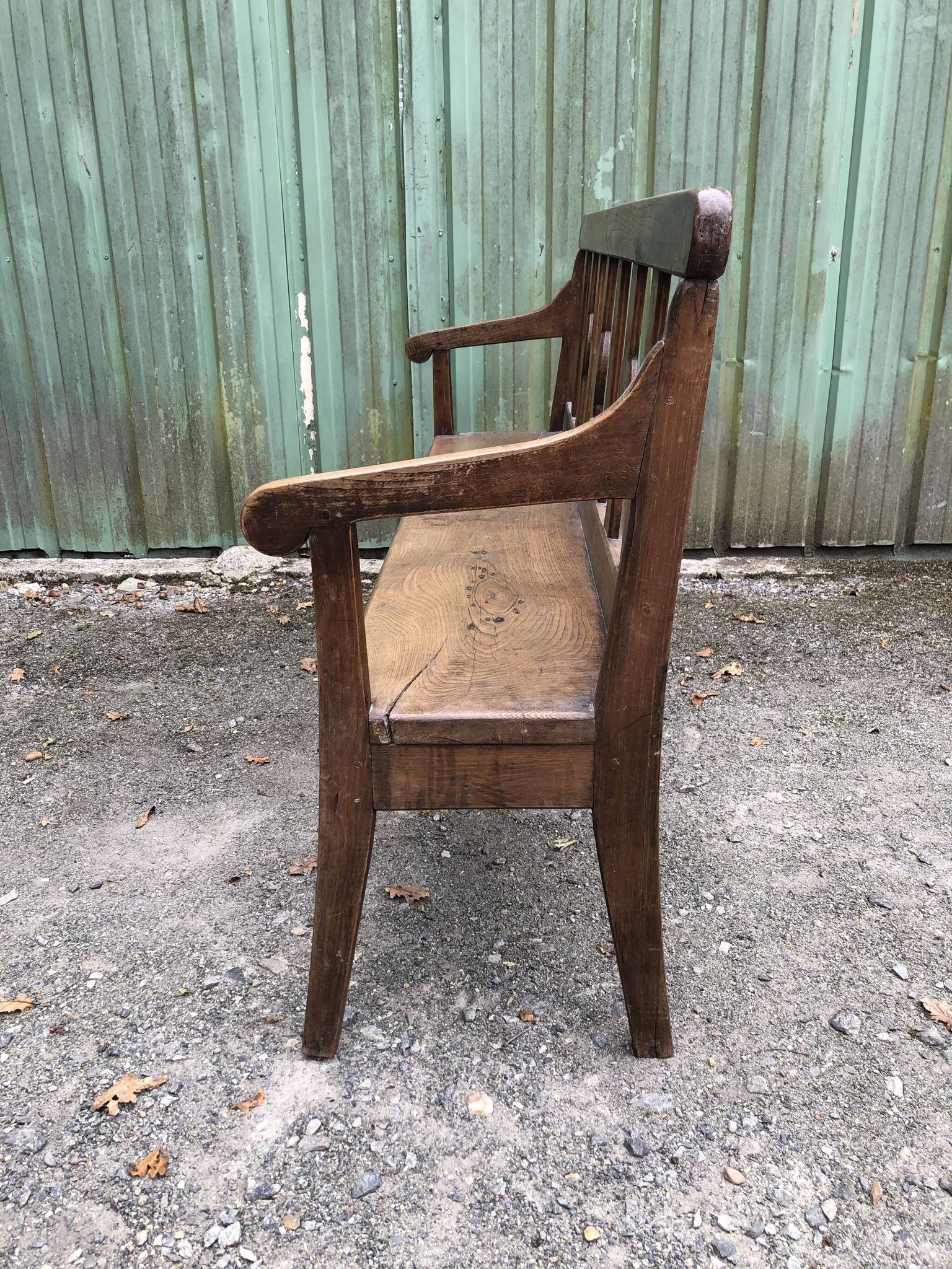 Duo de bancs anciens en chêne massif avec dossiers et accoudoirs.