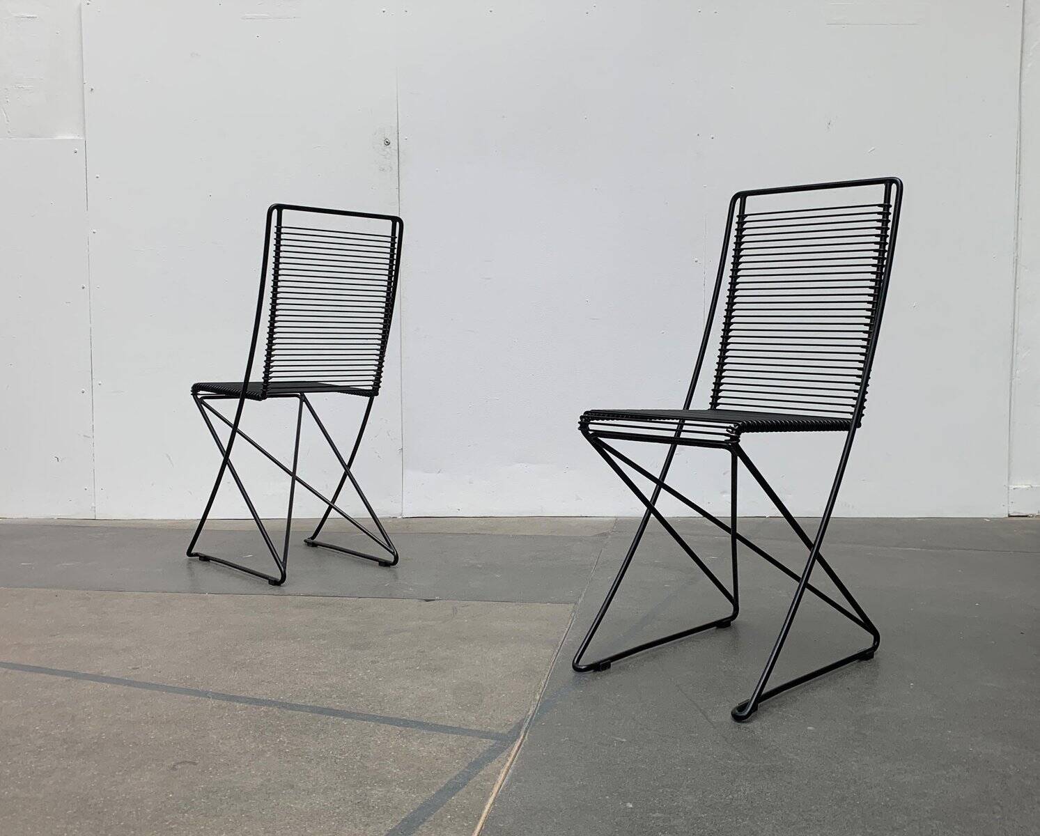 Set of black postmodern Kreuzschwinger chairs by Till Behrens for Schlubach, 1980s.
