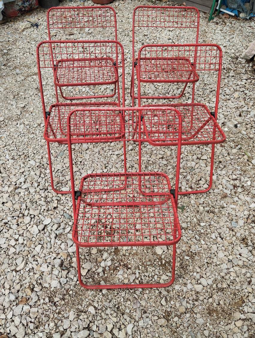 Set of 5 vintage red metal mesh folding chairs, Ted Net style.