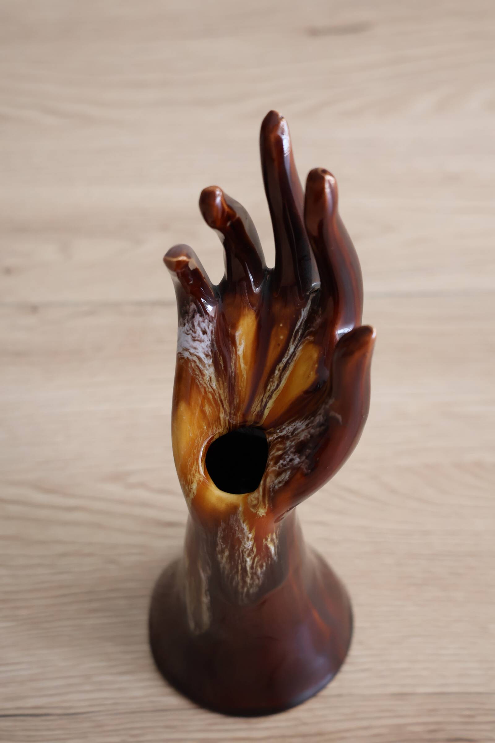 Main baguier ou vase soliflore années 70 en céramique émaillée