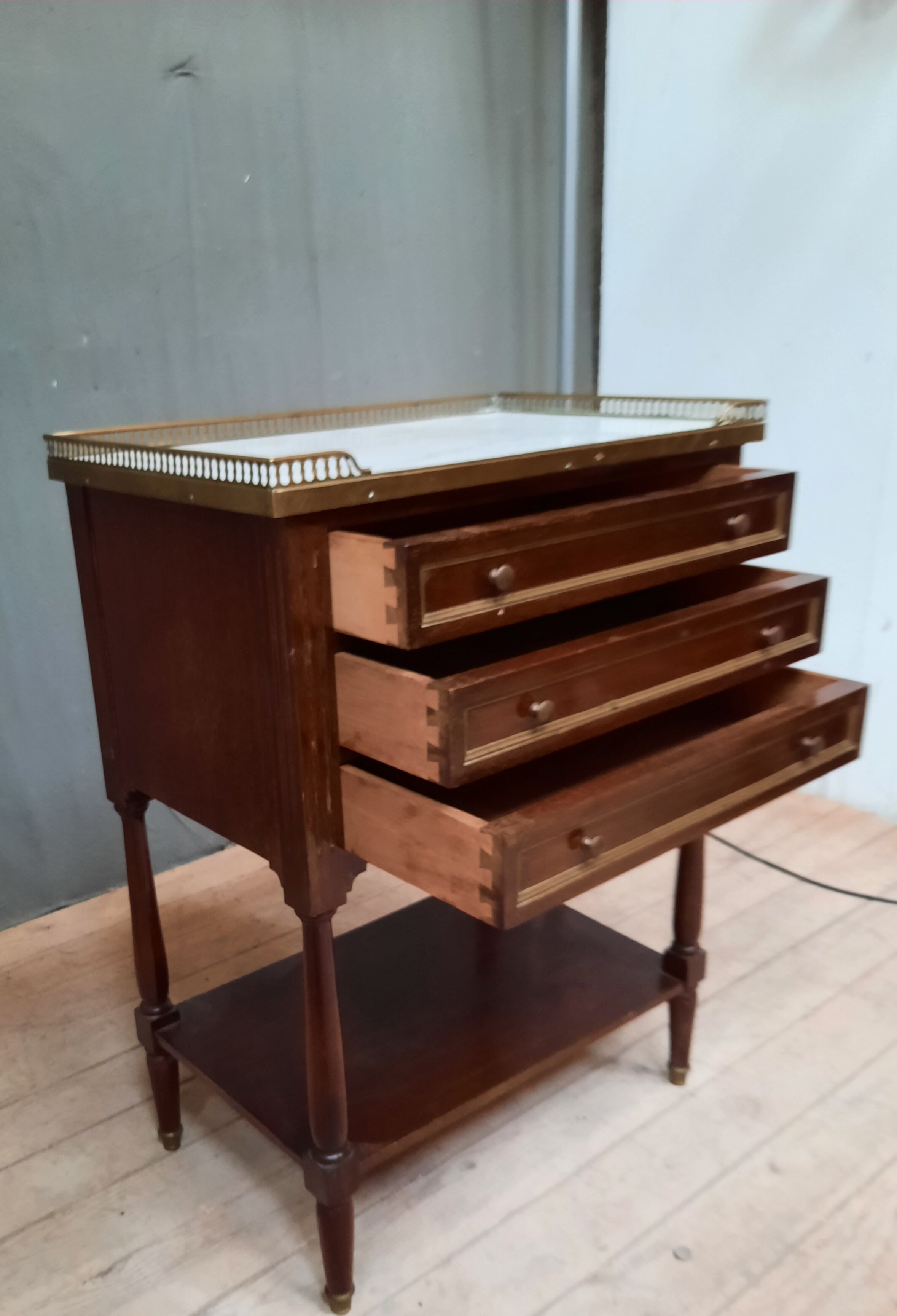 Mahogany chest of drawers in Louis XVI style