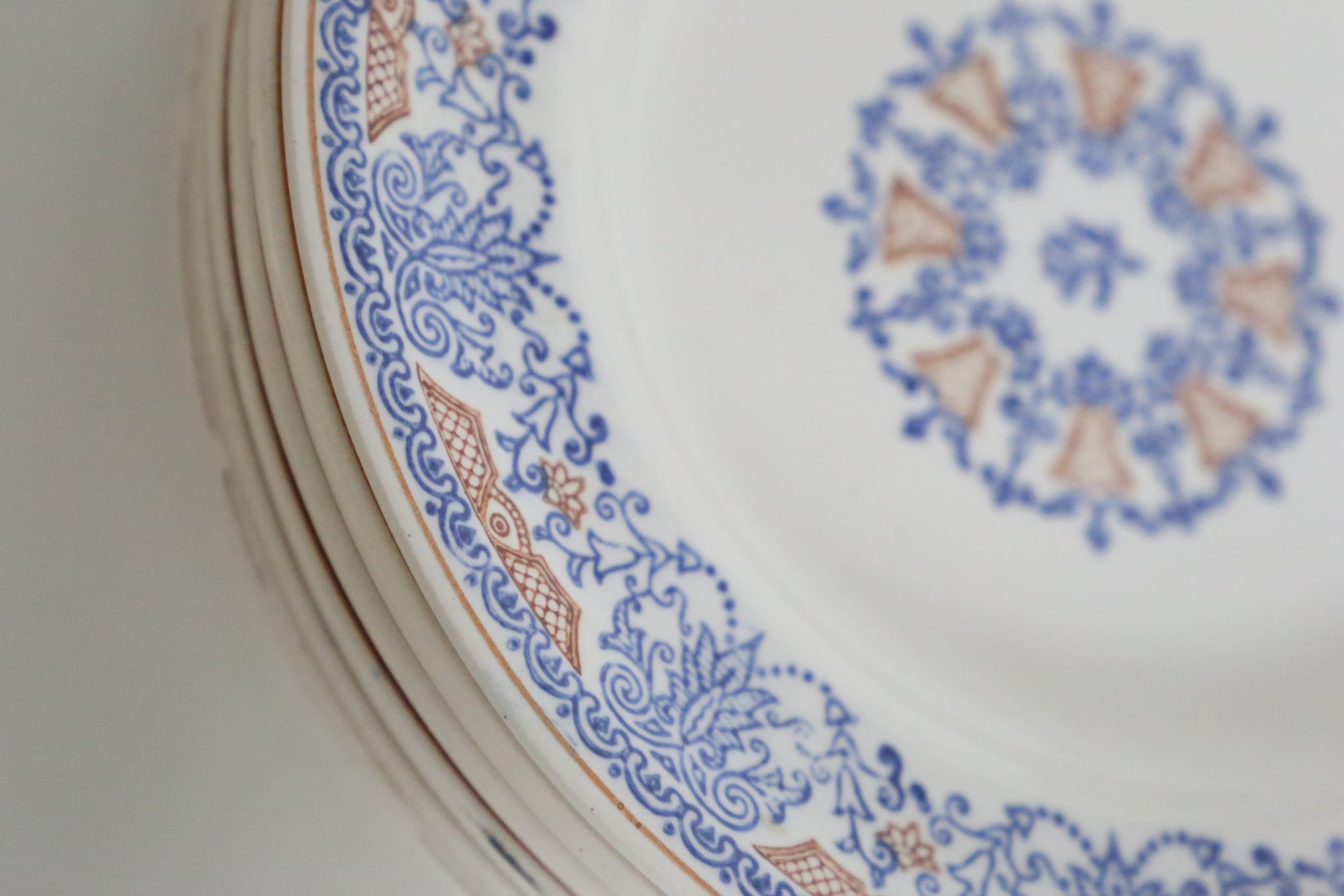 Set of 9 flat plates of Longwy Rouennais motif
