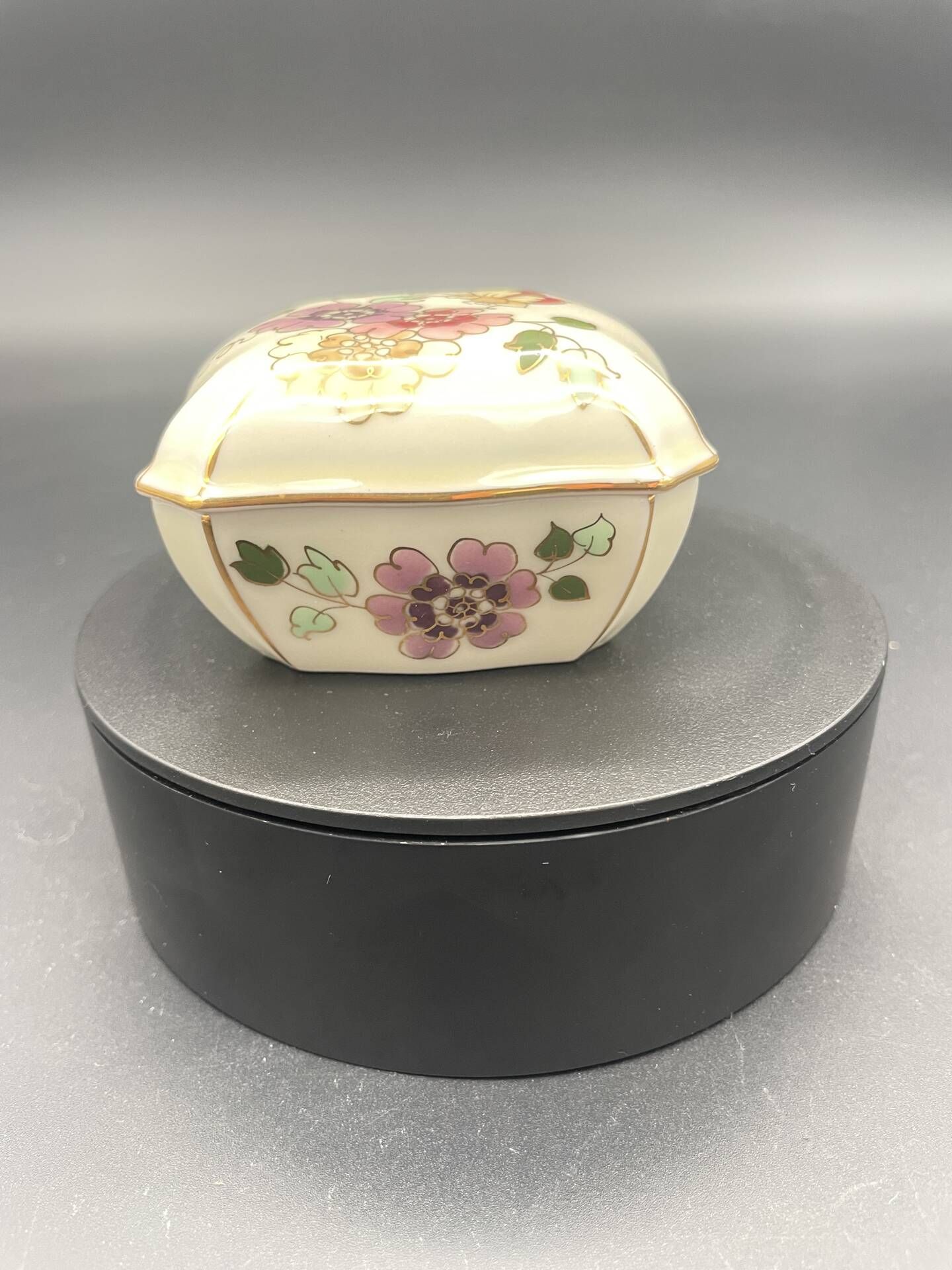 Vintage porcelain jewellery box Zsolnay Pécs, hand-painted, d