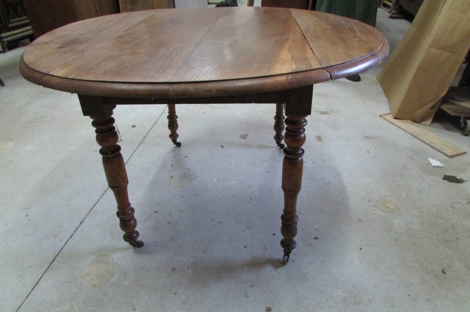 Round kitchen table with shutters in solid oak, 1900