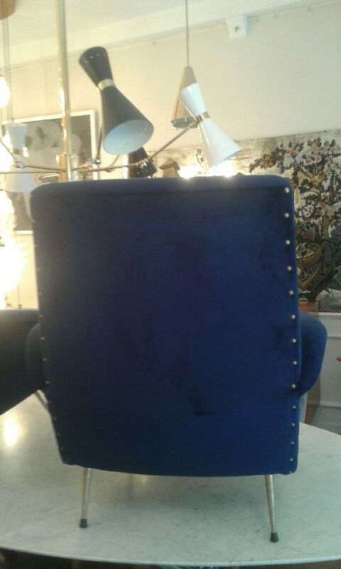 Paire de fauteuils des années 1950 en velours bleu