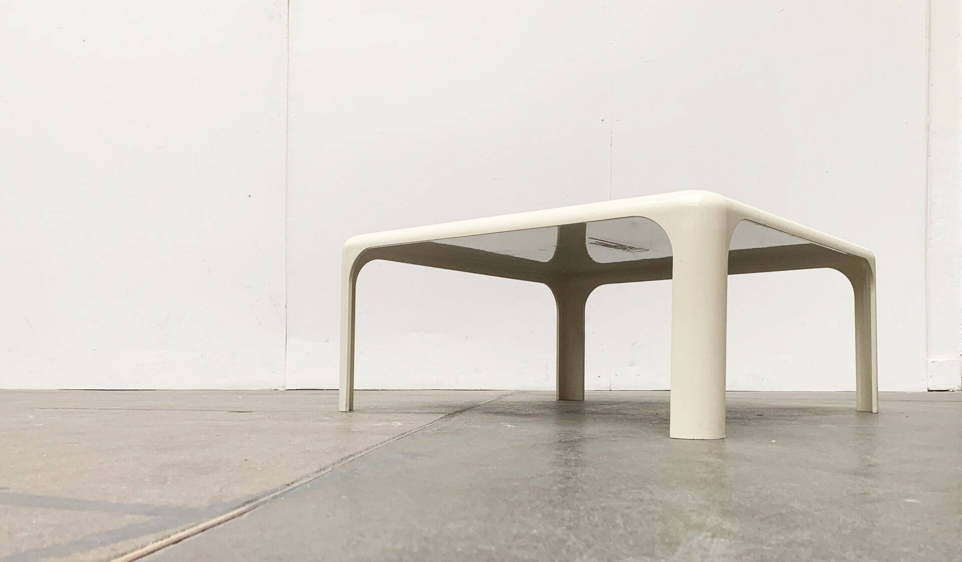 Demetrio lounge coffee table from the Italian space age of the mid-century by Vico Magistretti for Artemide.