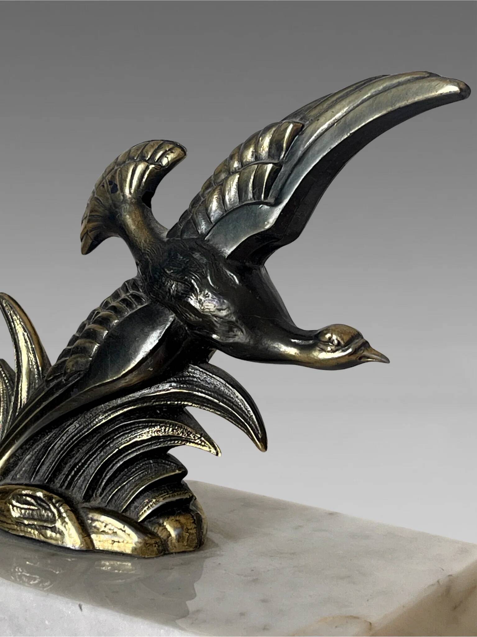 Paire de serre-livres oiseaux vintage en métal doré et marbre – Art déco
