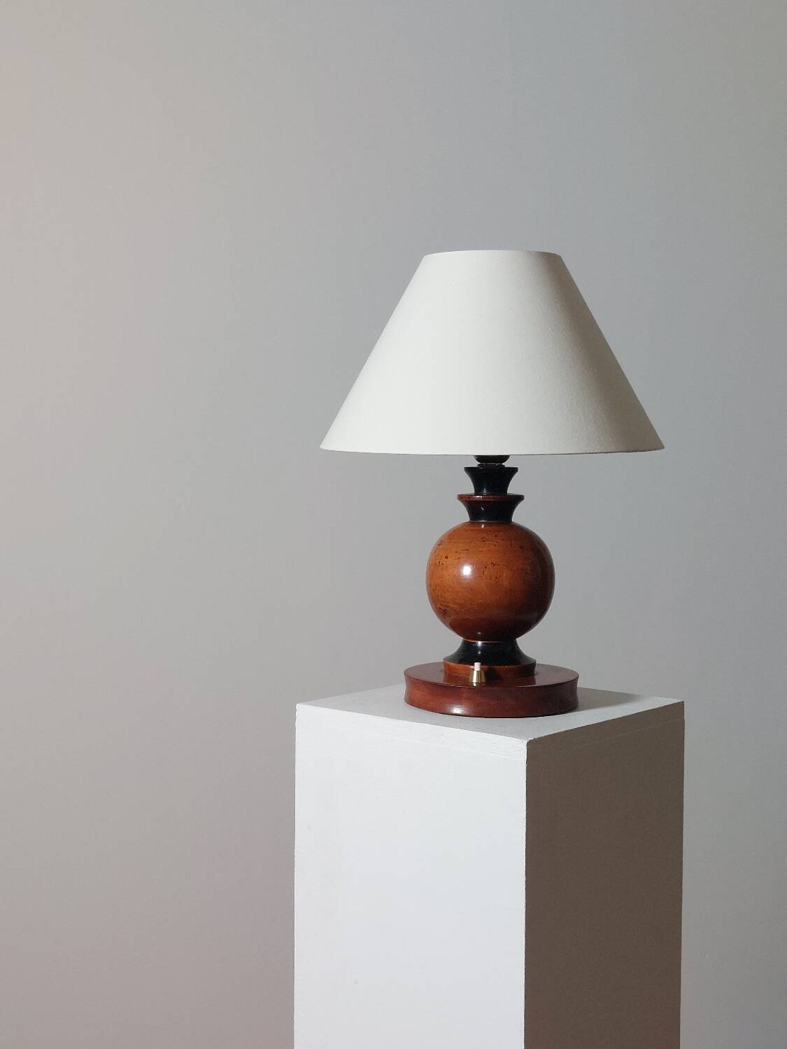 Turned wooden Art Deco table lamp