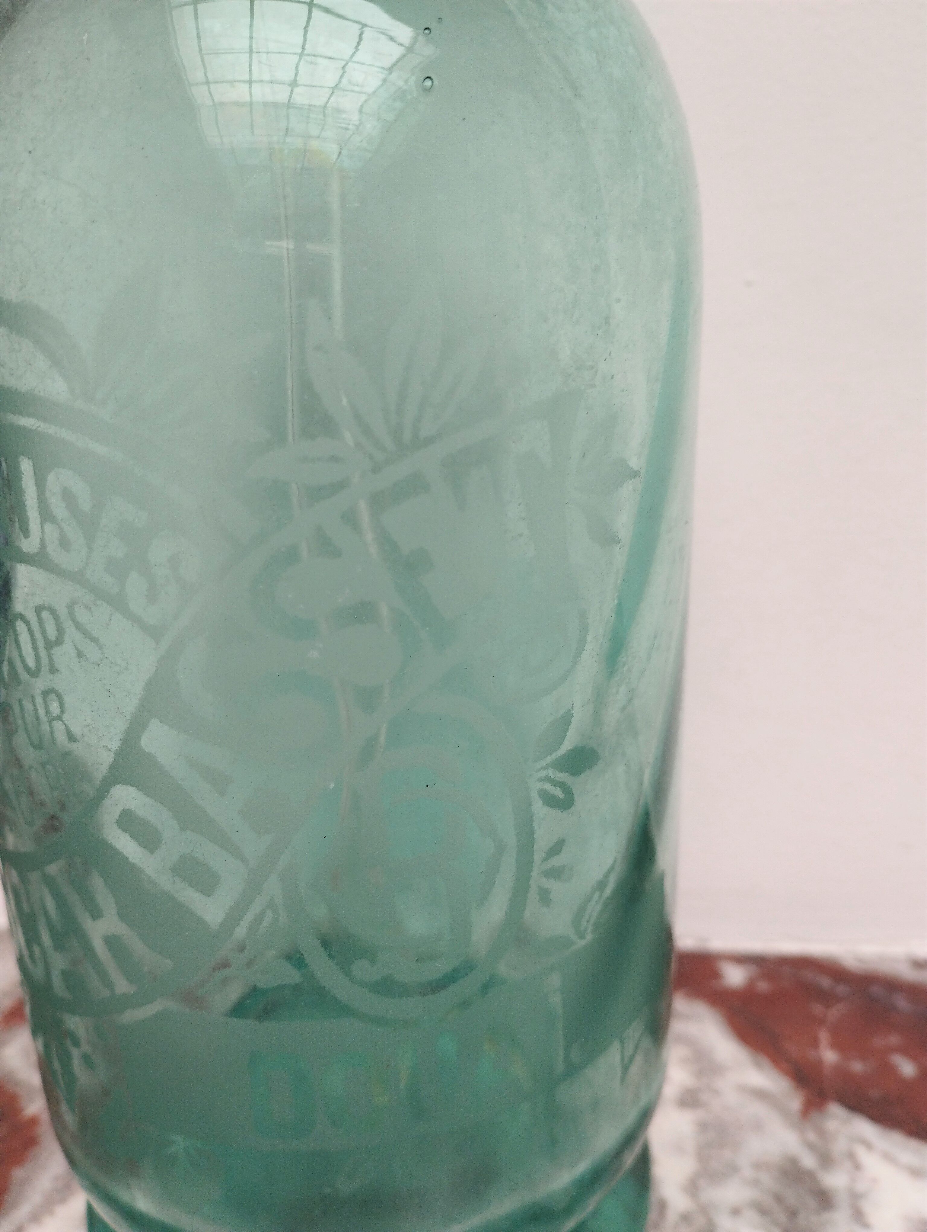 Oscar Basset sparkling water siphon