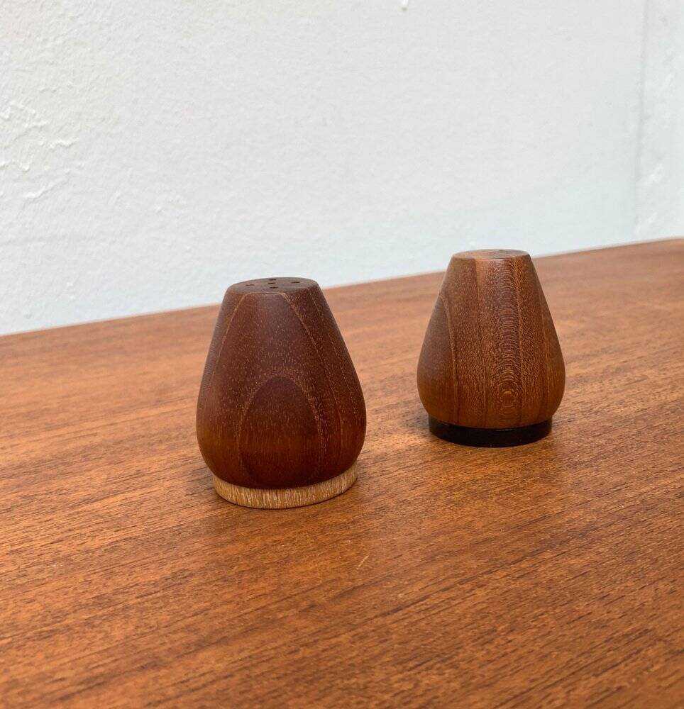 Set of 2 teak salt and pepper shakers from mid-century, 1960s.