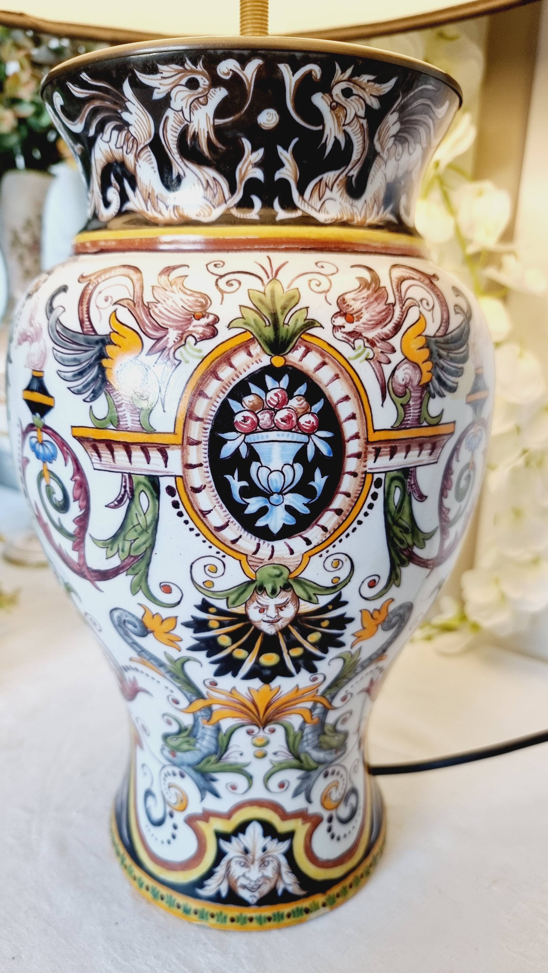 Table lamp in fine earthenware, 1950, in Renaissance style.