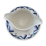 Gravy boat mill of wolves