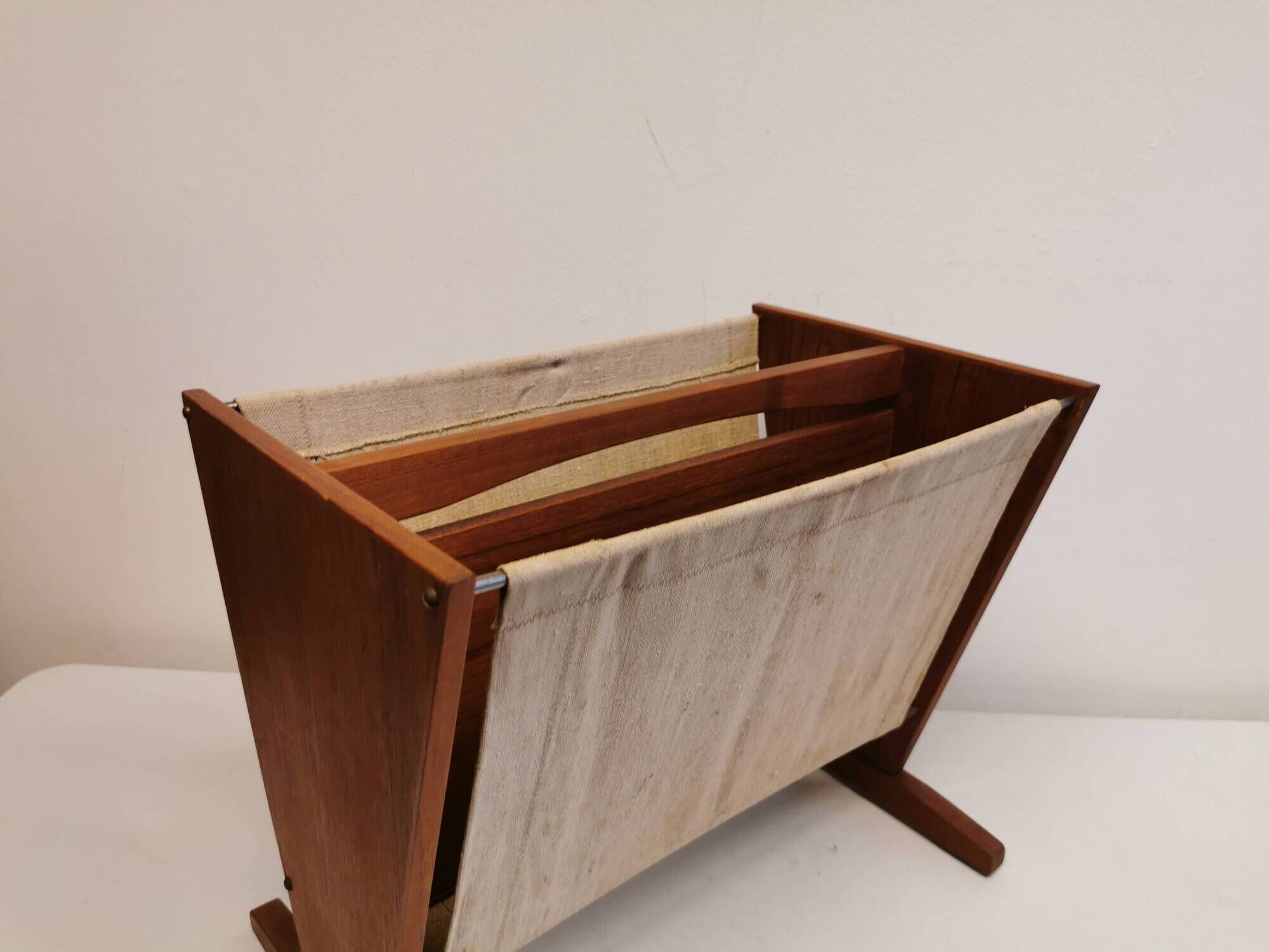 Magazine rack in teak wood with sand-coloured canvas, Danish and from the 1970s.