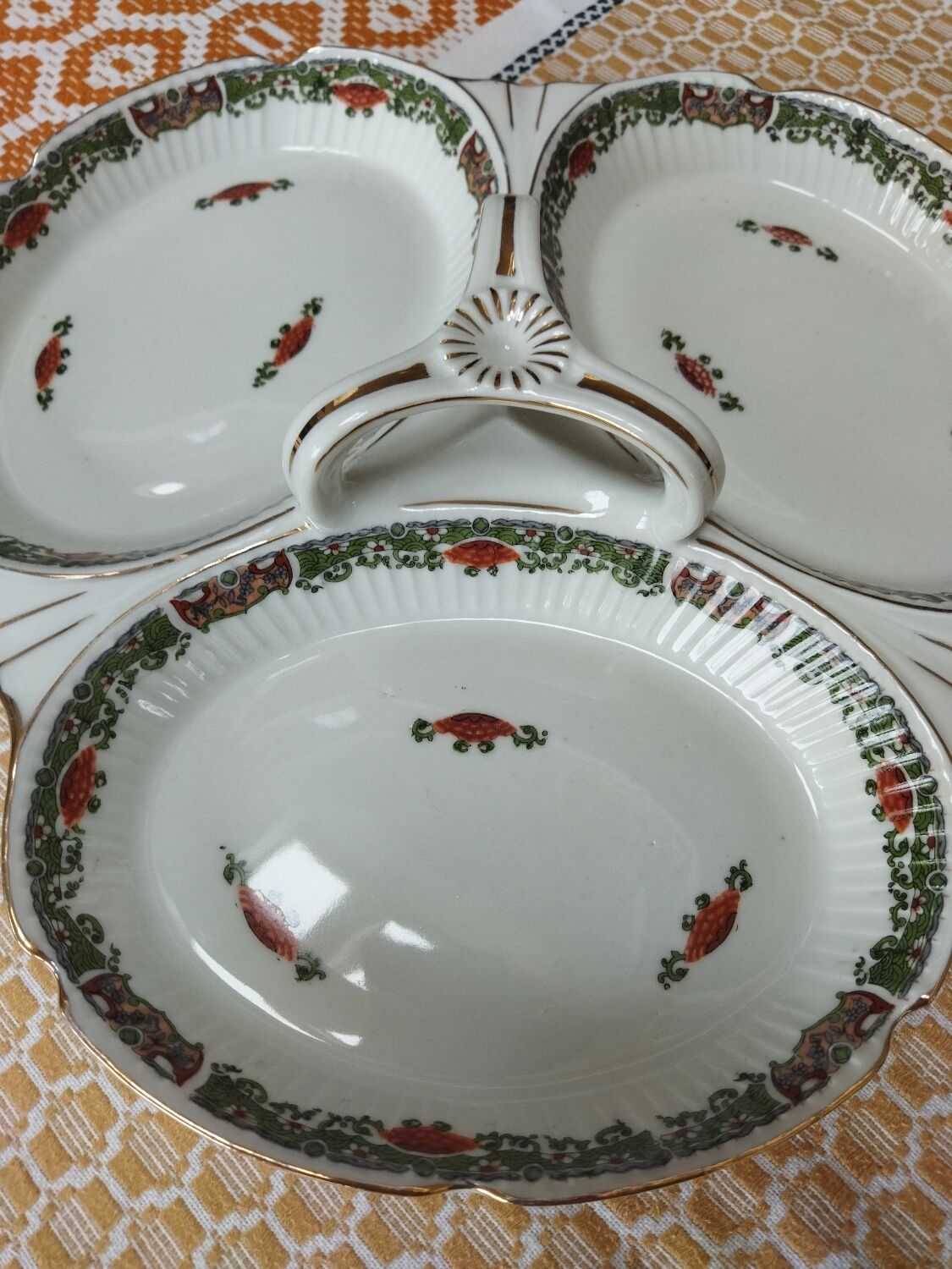 Porcelain beggar's dish