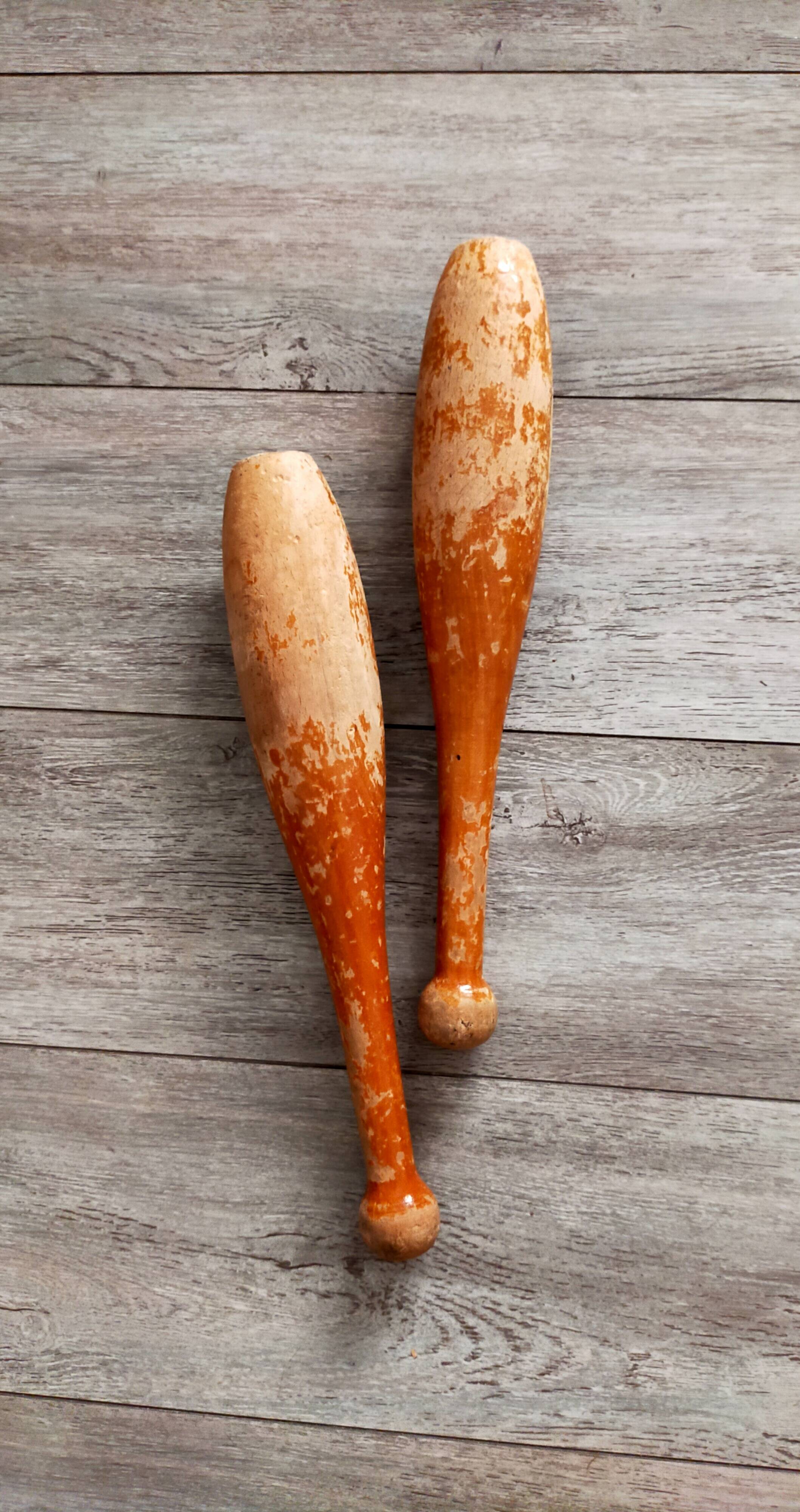 Pair of juggling clubs