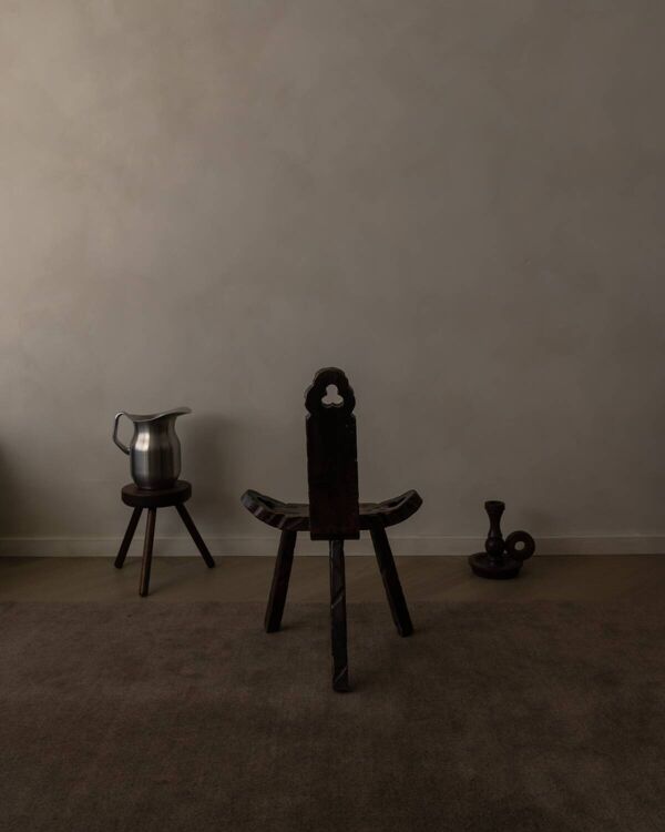 Chaise tripod brutaliste espagnole en bois massif sculpté
