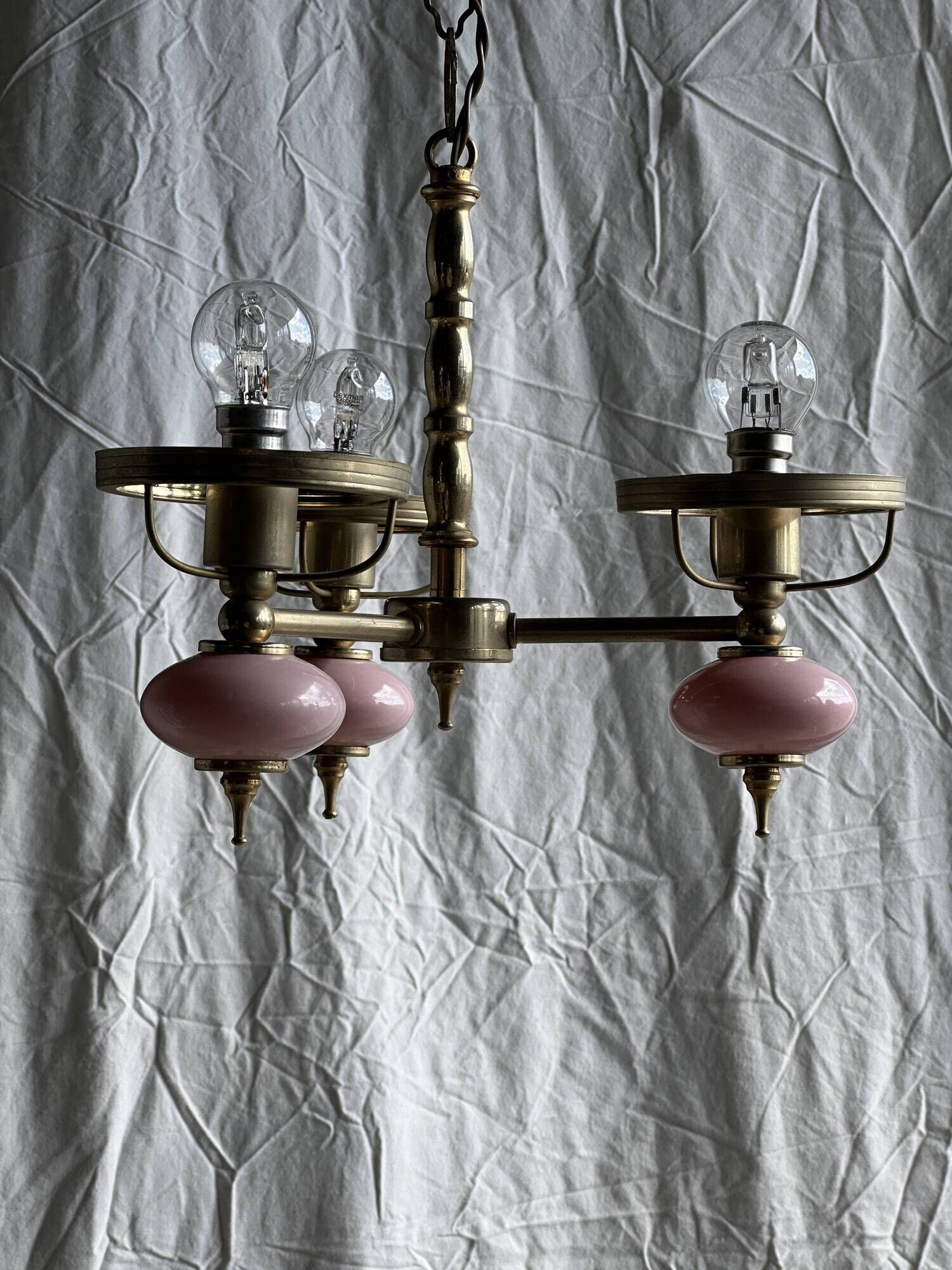 Petit lustre rose et doré à 3 bras de lumières